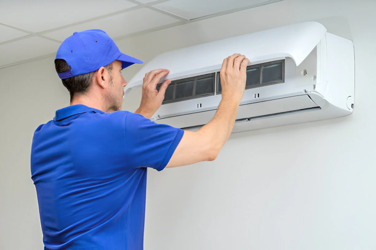 Unidad de aire acondicionado instalada en muro